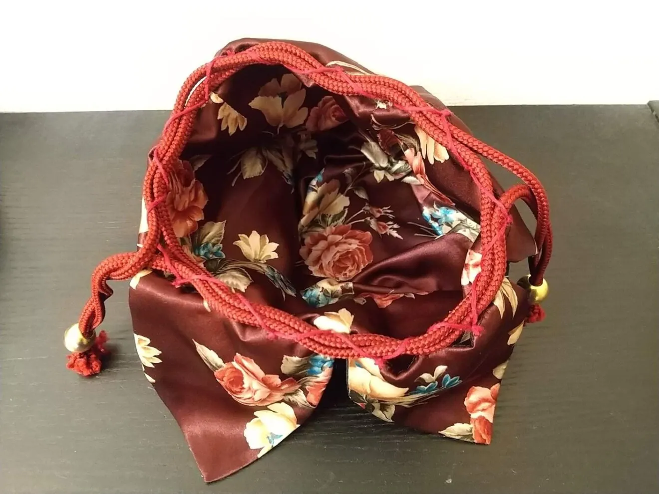 ハンドメイド 巾着バッグ 和柄 花柄 赤紐 ゴールド飾り付き