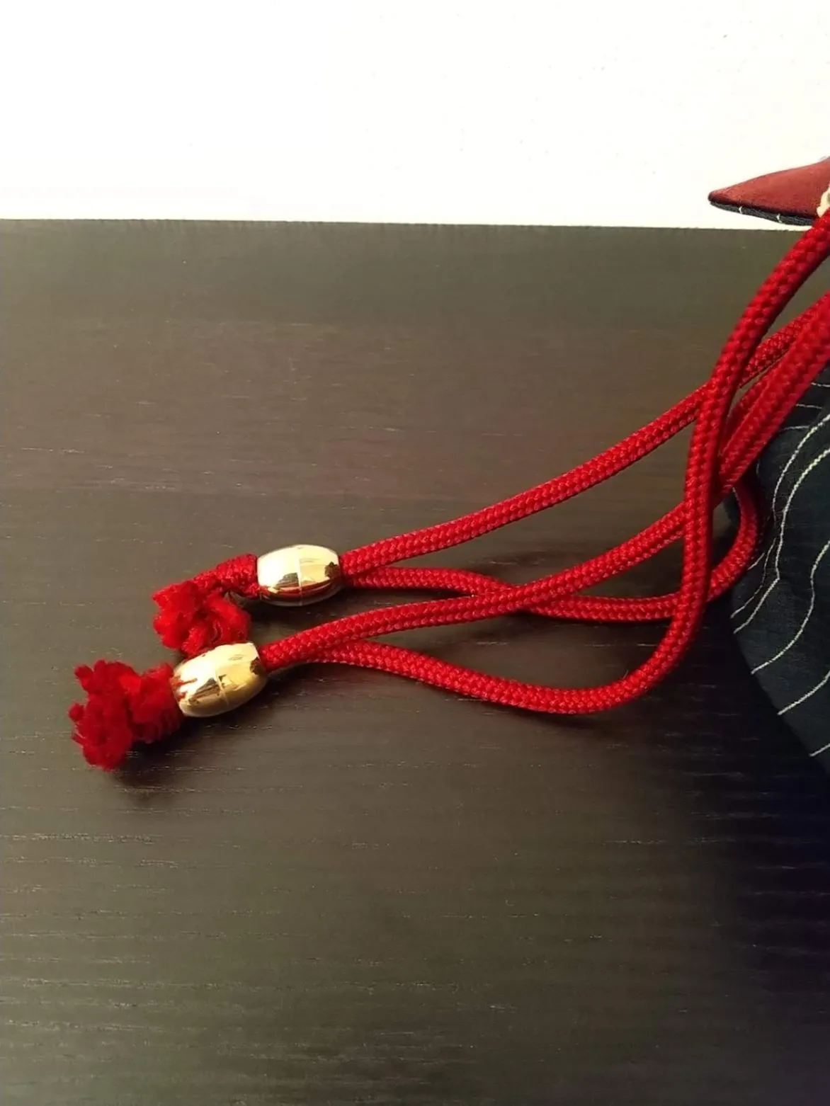 ハンドメイド 巾着バッグ 和柄 花柄 赤紐 ゴールド飾り付き
