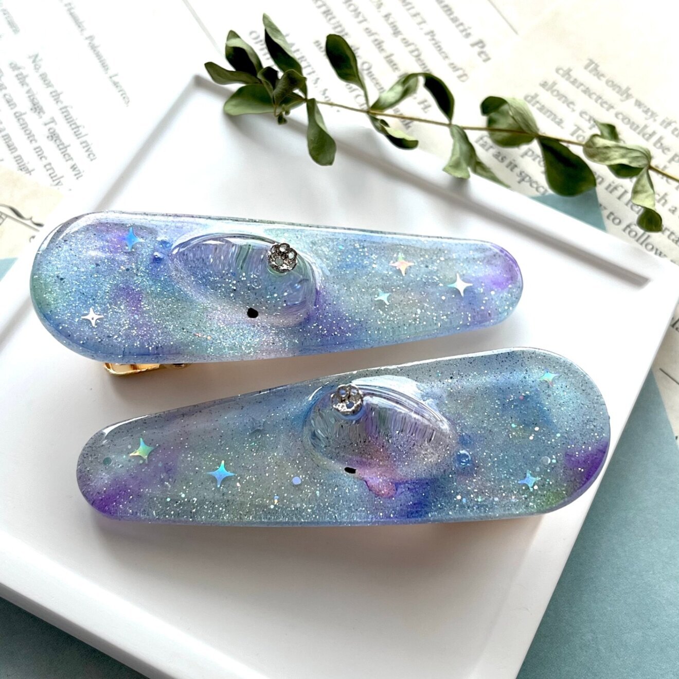 銀河を泳ぐ くじらの王冠 ヘアクリップ レジン 髪飾り 宇宙 星空
