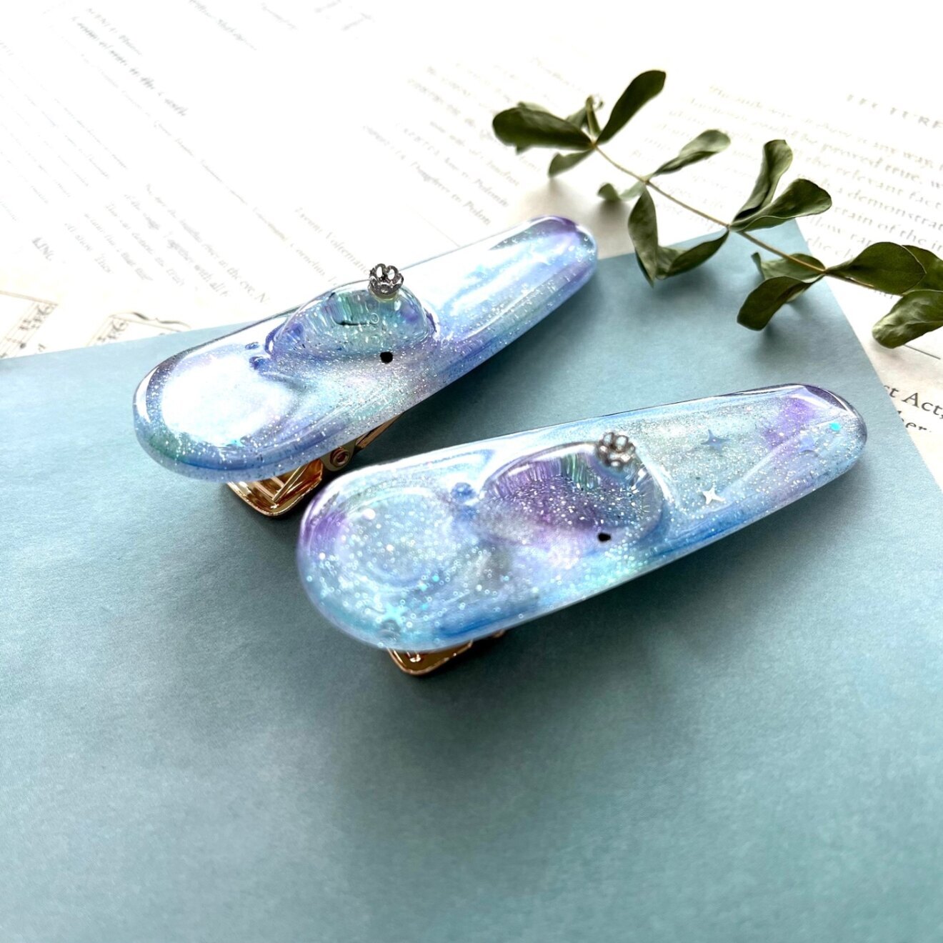 銀河を泳ぐ くじらの王冠 ヘアクリップ レジン 髪飾り 宇宙 星空
