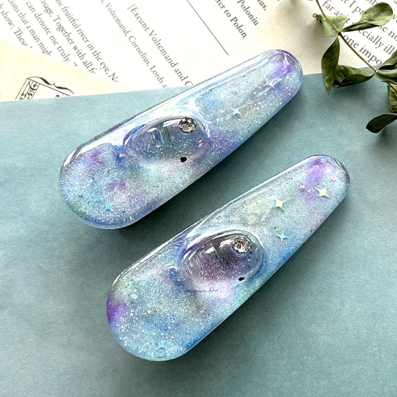 銀河を泳ぐ くじらの王冠 ヘアクリップ レジン 髪飾り 宇宙 星空
