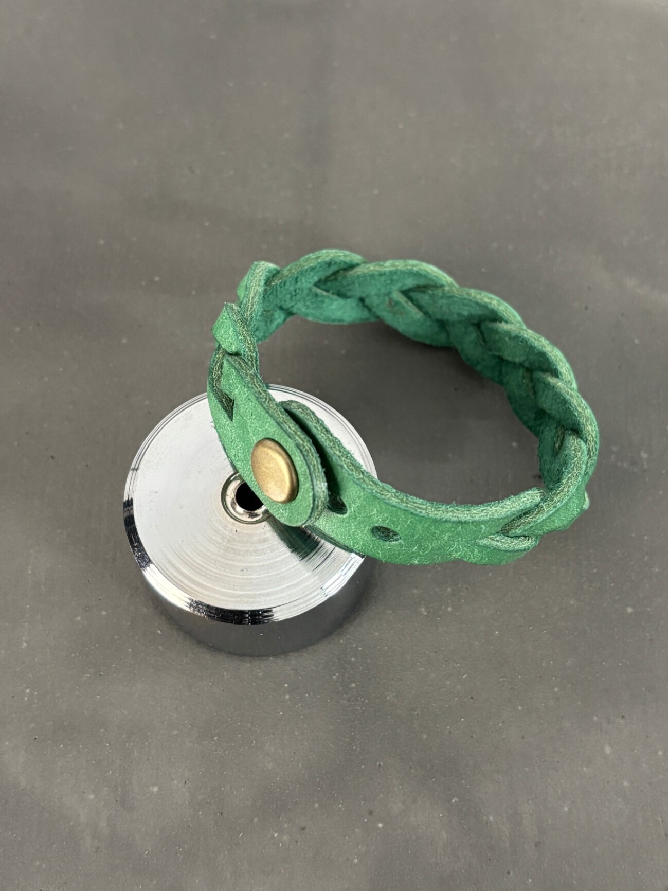 【ハンドメイド】イタリアンレザー　三つ編みブレスレット（グリーン）