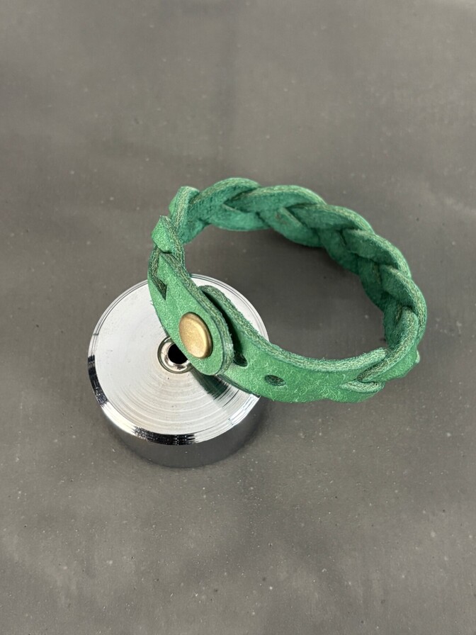 【ハンドメイド】イタリアンレザー　三つ編みブレスレット（グリーン）