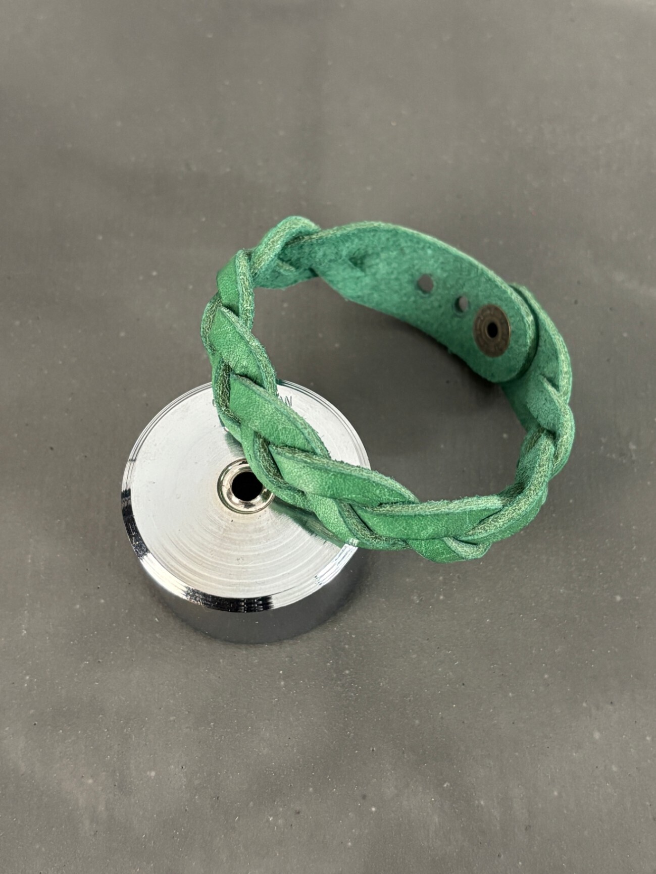 【ハンドメイド】イタリアンレザー　三つ編みブレスレット（グリーン）