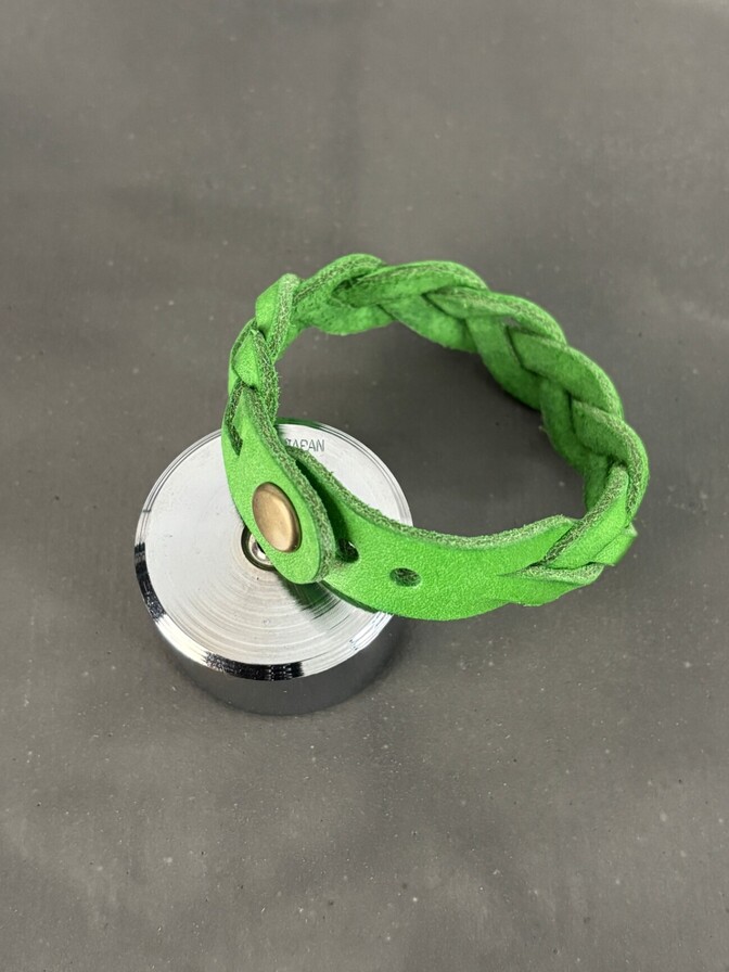【ハンドメイド】イタリアンレザー　三つ編みブレスレット（ライトグリーン）