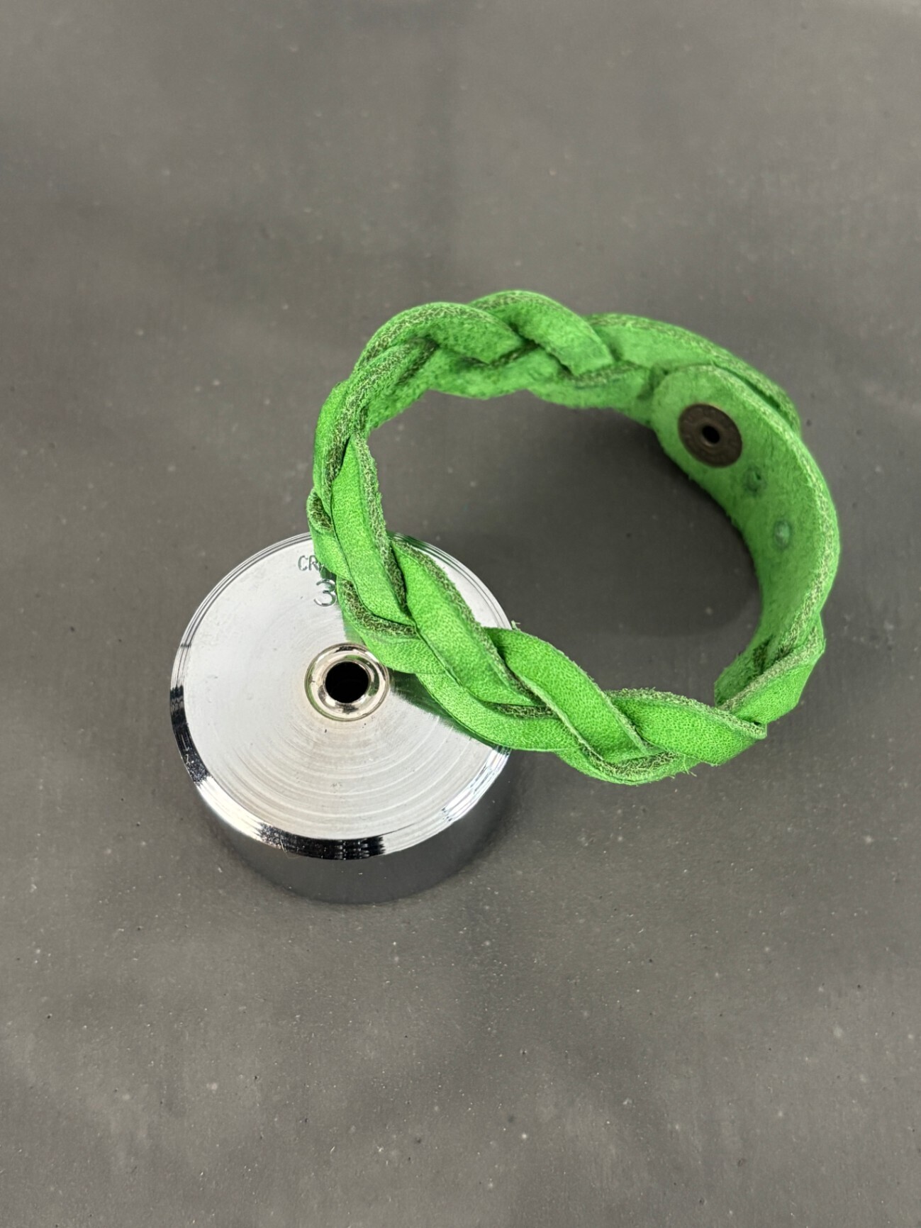 【ハンドメイド】イタリアンレザー　三つ編みブレスレット（ライトグリーン）