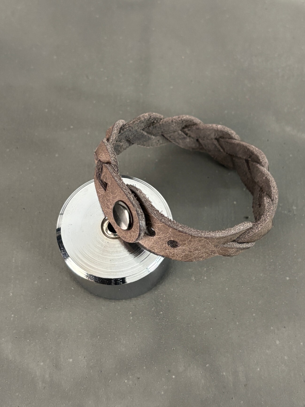 【ハンドメイド】イタリアンレザー　三つ編みブレスレット（グレー）