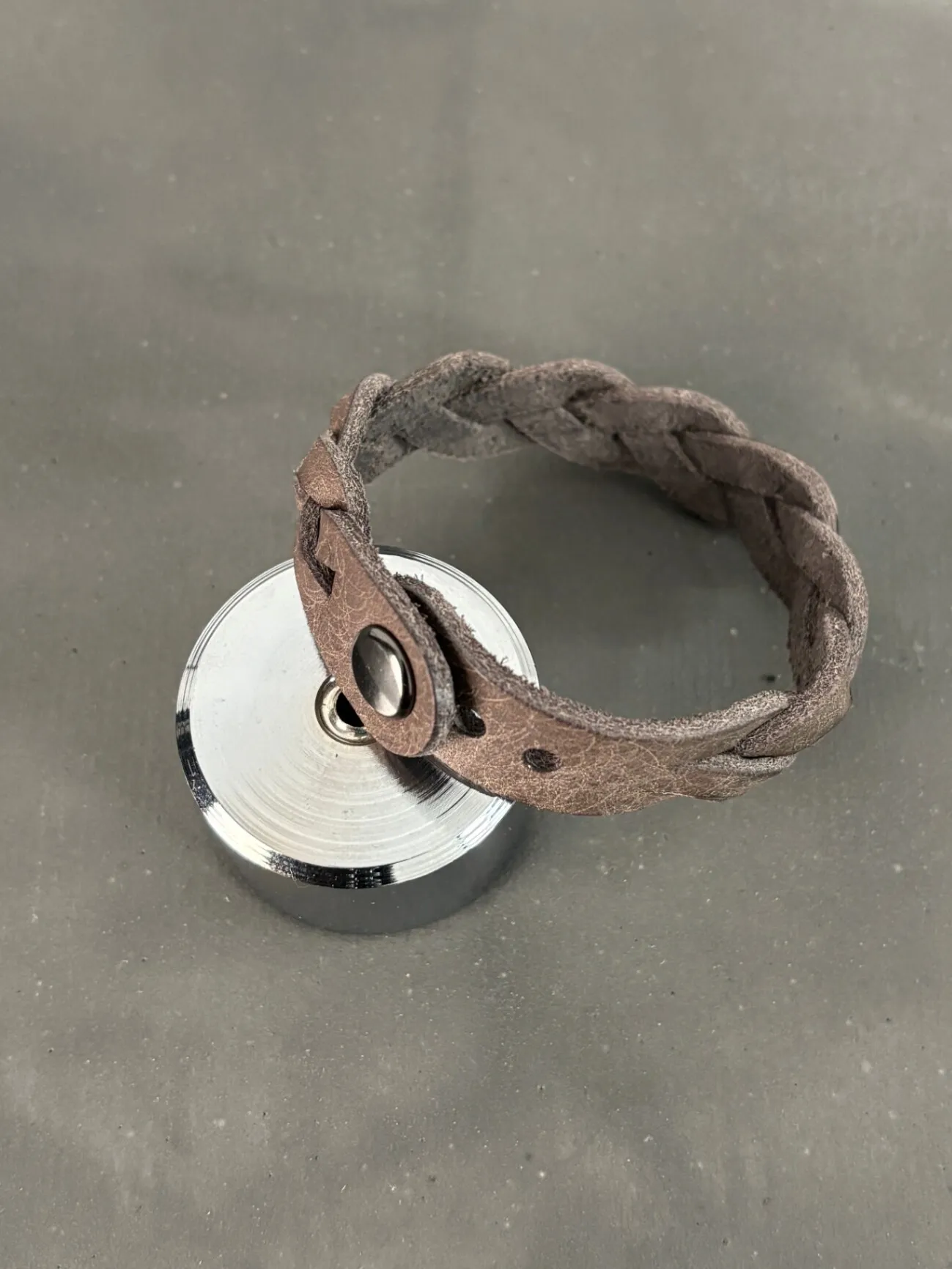 【ハンドメイド】イタリアンレザー　三つ編みブレスレット（グレー）