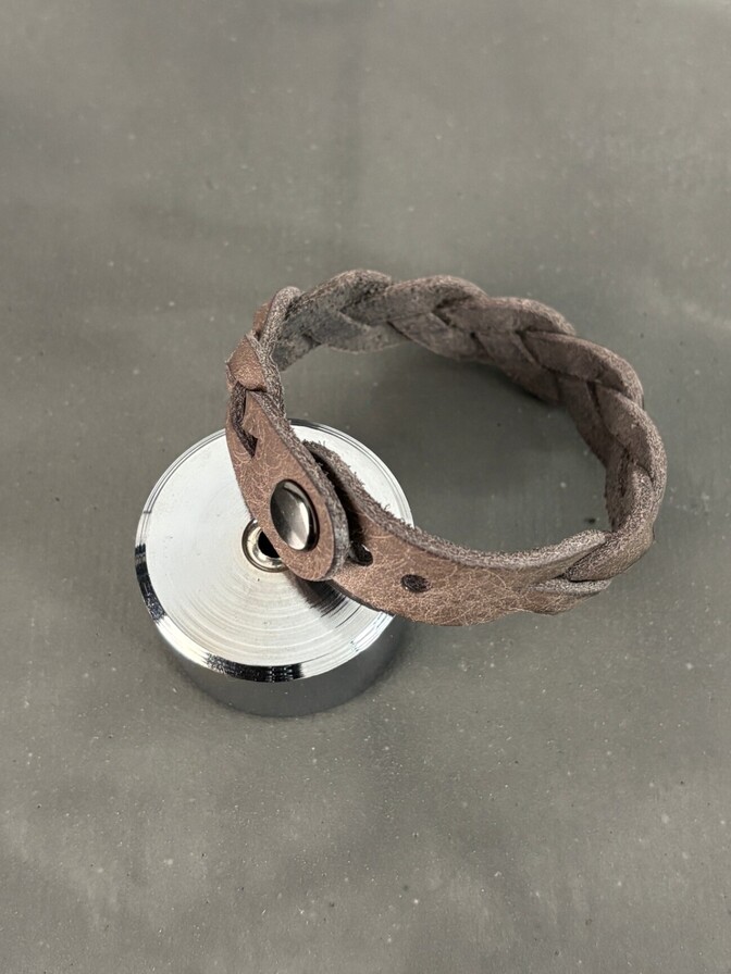 【ハンドメイド】イタリアンレザー　三つ編みブレスレット（グレー）