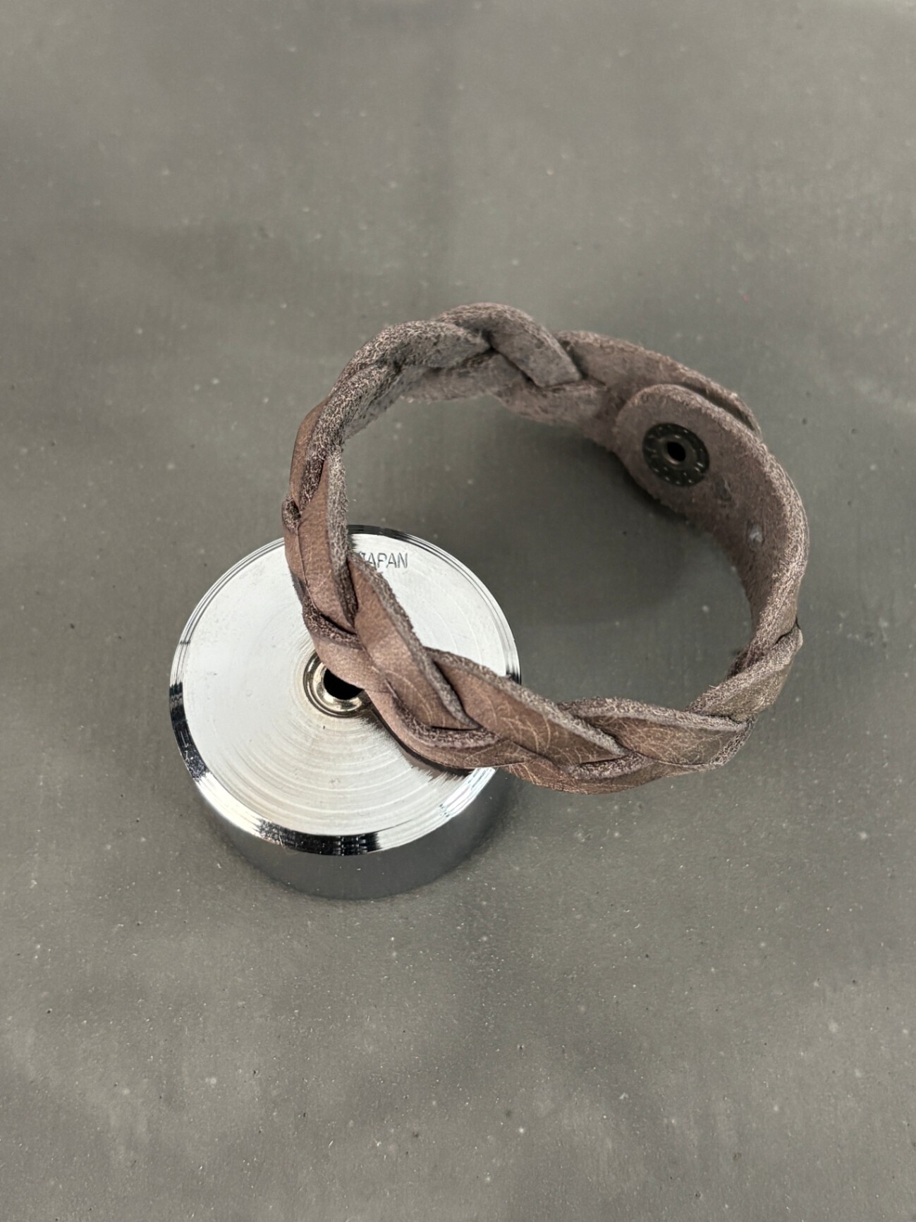 【ハンドメイド】イタリアンレザー　三つ編みブレスレット（グレー）