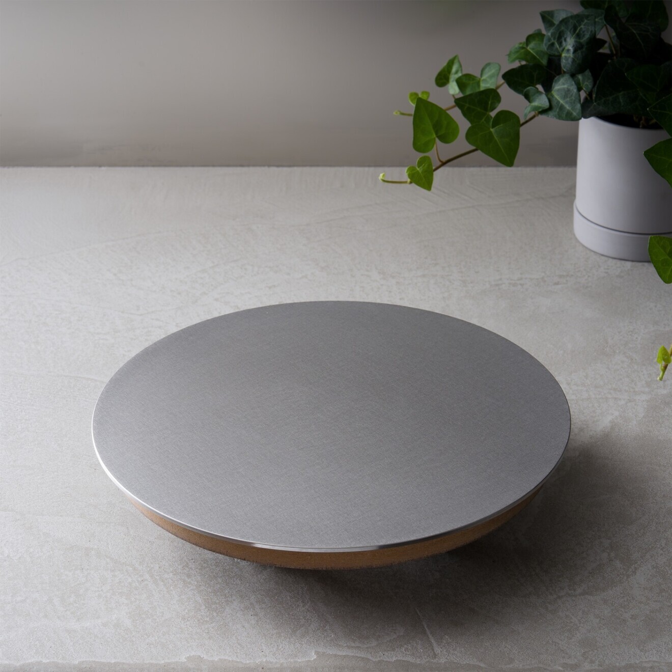 静輪 / SEIRIN
植物の美しさを、静かに支えるステンレスの鉢置き（キャスター・ストッパー付）