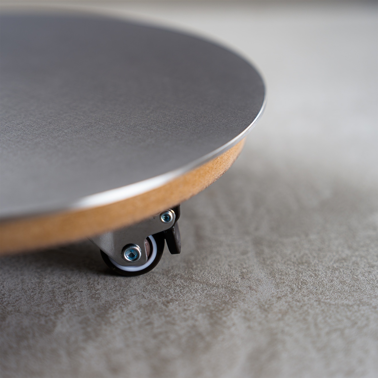 静輪 / SEIRIN
植物の美しさを、静かに支えるステンレスの鉢置き（キャスター・ストッパー付）