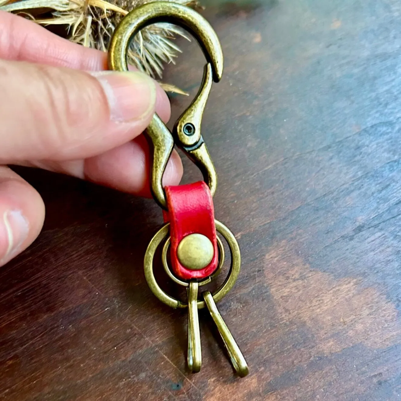 【ハンドメイド】本革 × アンティーク調カラビナキーリング（赤・小サイズ）
