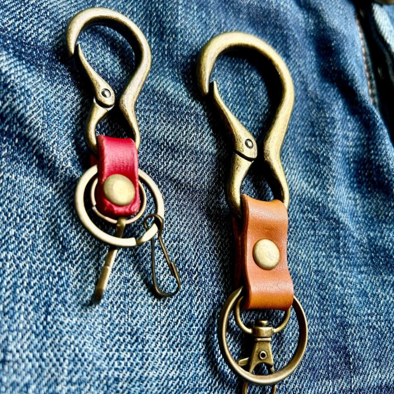 【ハンドメイド】本革 × アンティーク調カラビナキーリング（赤・小サイズ）