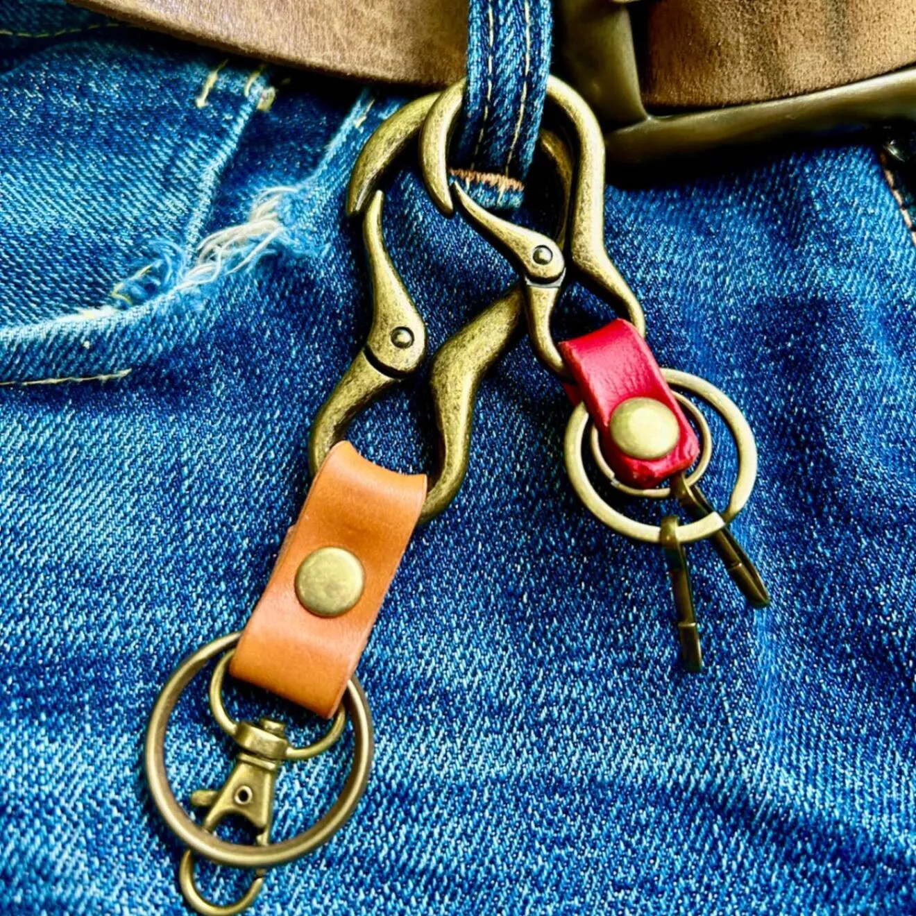 【ハンドメイド】本革 × アンティーク調カラビナキーリング（赤・小サイズ）