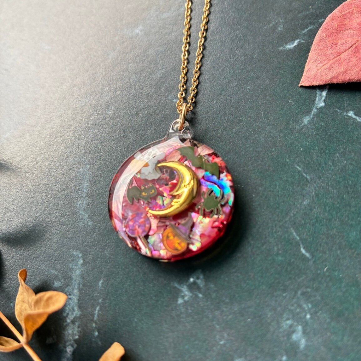 月と黒ねこハロウィンネックレス 黒猫 三日月 リバーシブル シェル 赤 レジン 一点もの