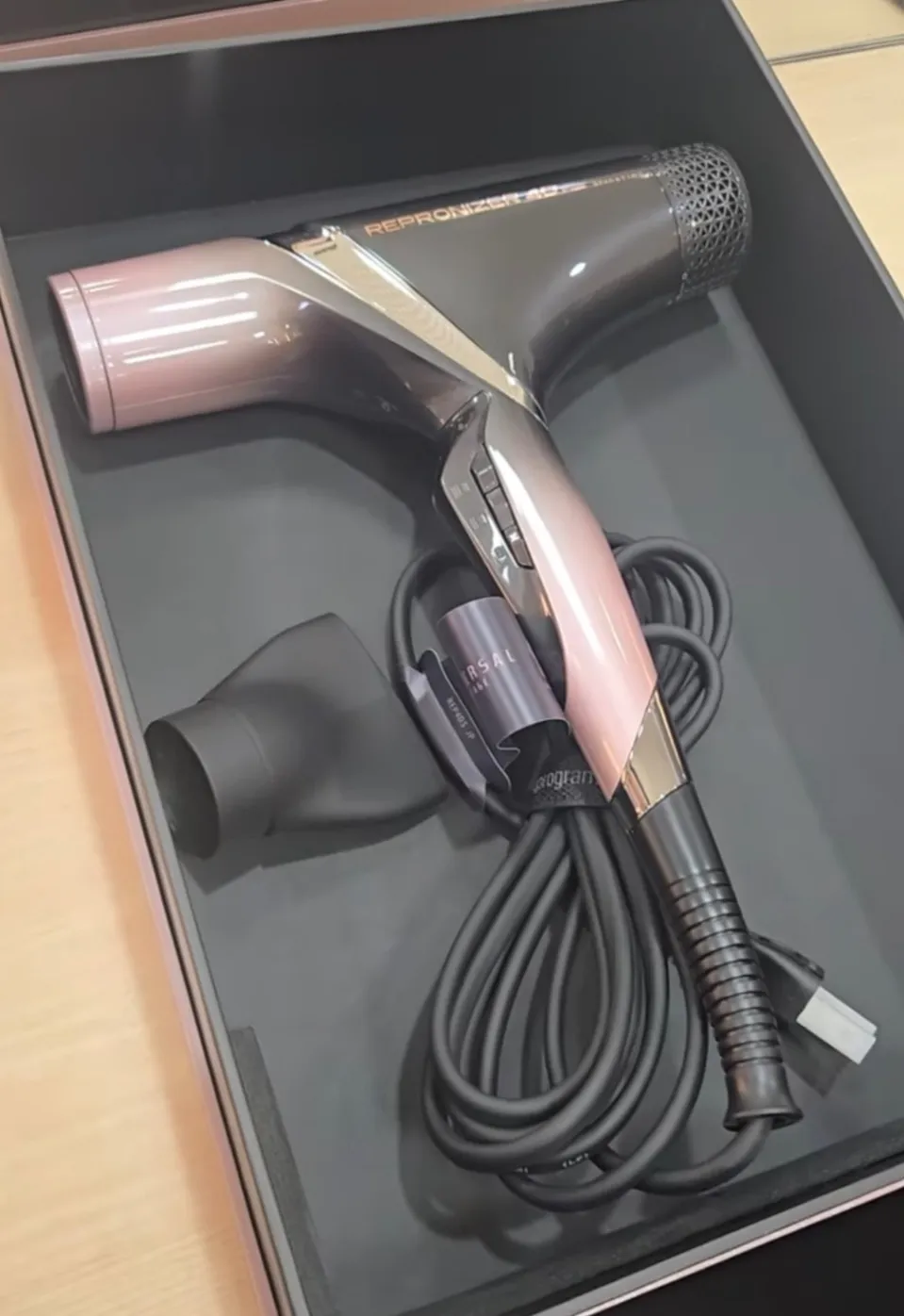 【最高級ドライヤーのお手頃版】
レプロナイザー4D+ 何もつけなくてもサラサラな特許システム搭載