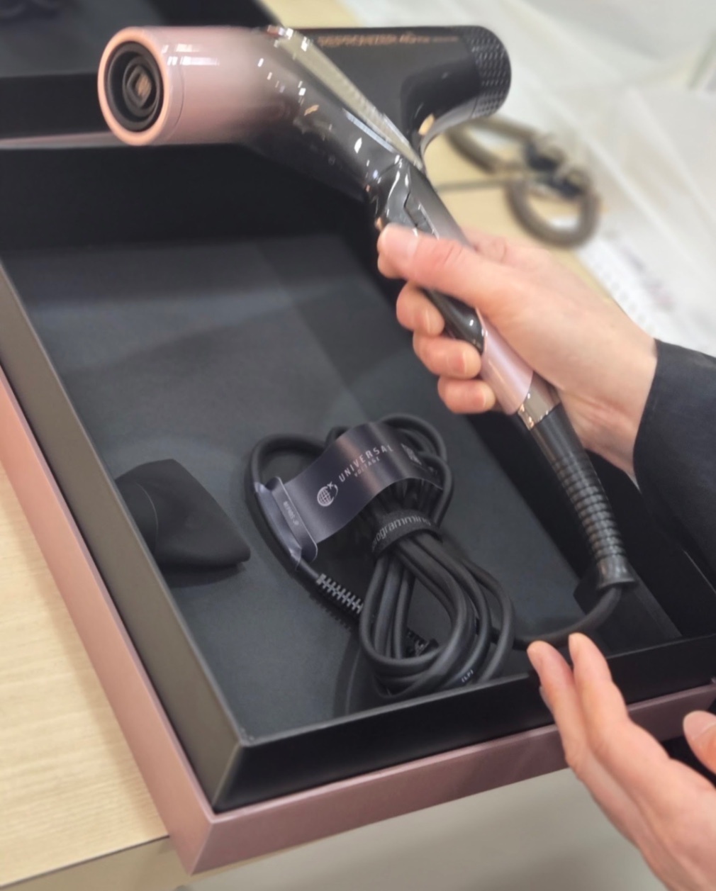 【最高級ドライヤーのお手頃版】
レプロナイザー4D+ 何もつけなくてもサラサラな特許システム搭載