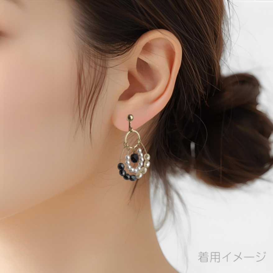 チェコビーズのワイヤーイヤリング/ピアス【ホワイト×ブラック】