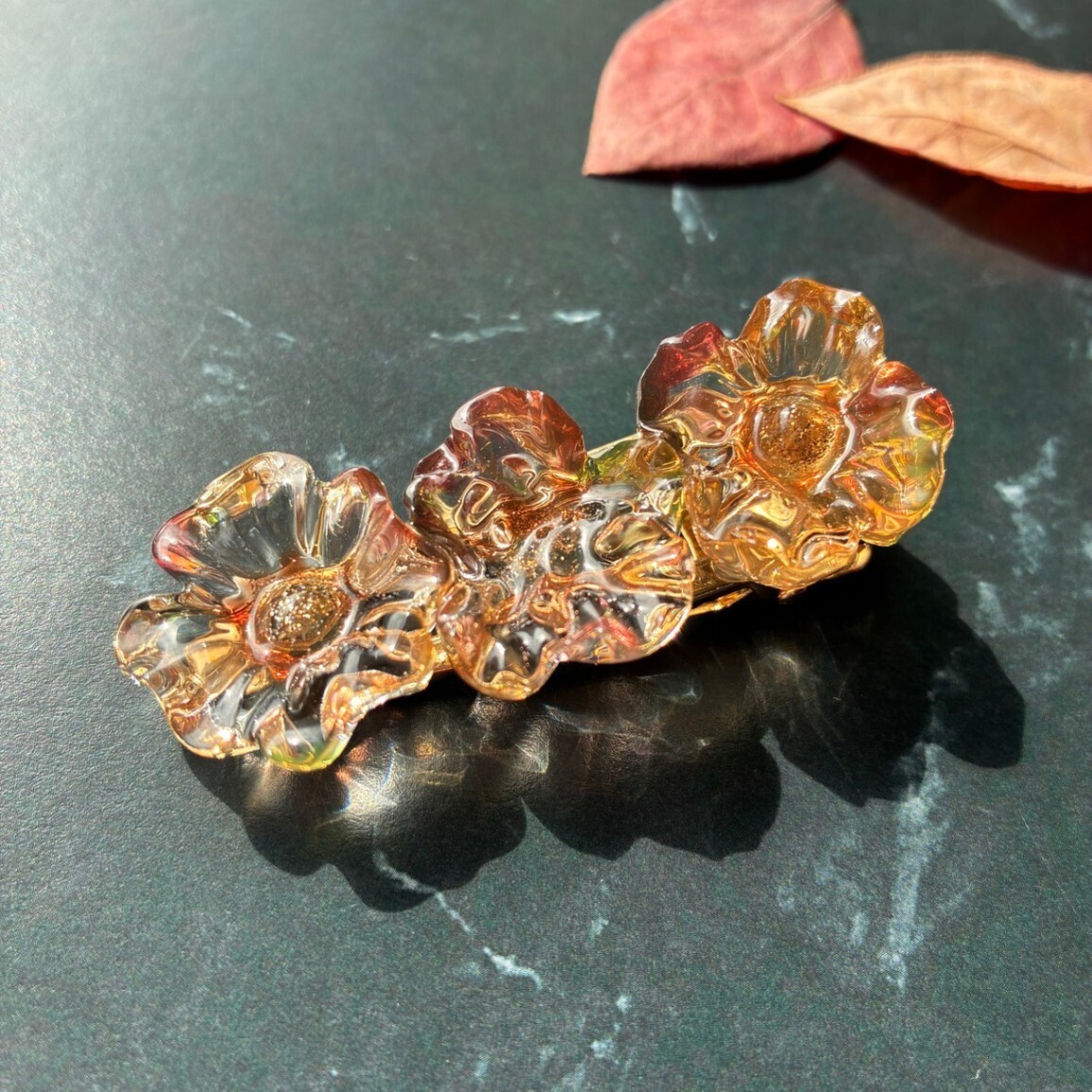 ヘアクリップ レジン 花 髪飾り 秋 紅葉 べっ甲風 ブラウン まとめ髪
