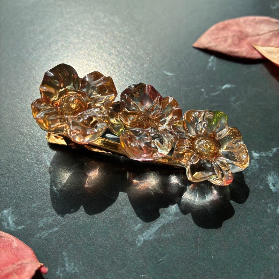 ヘアクリップ レジン 花 髪飾り 秋 紅葉 べっ甲風 ブラウン まとめ髪
