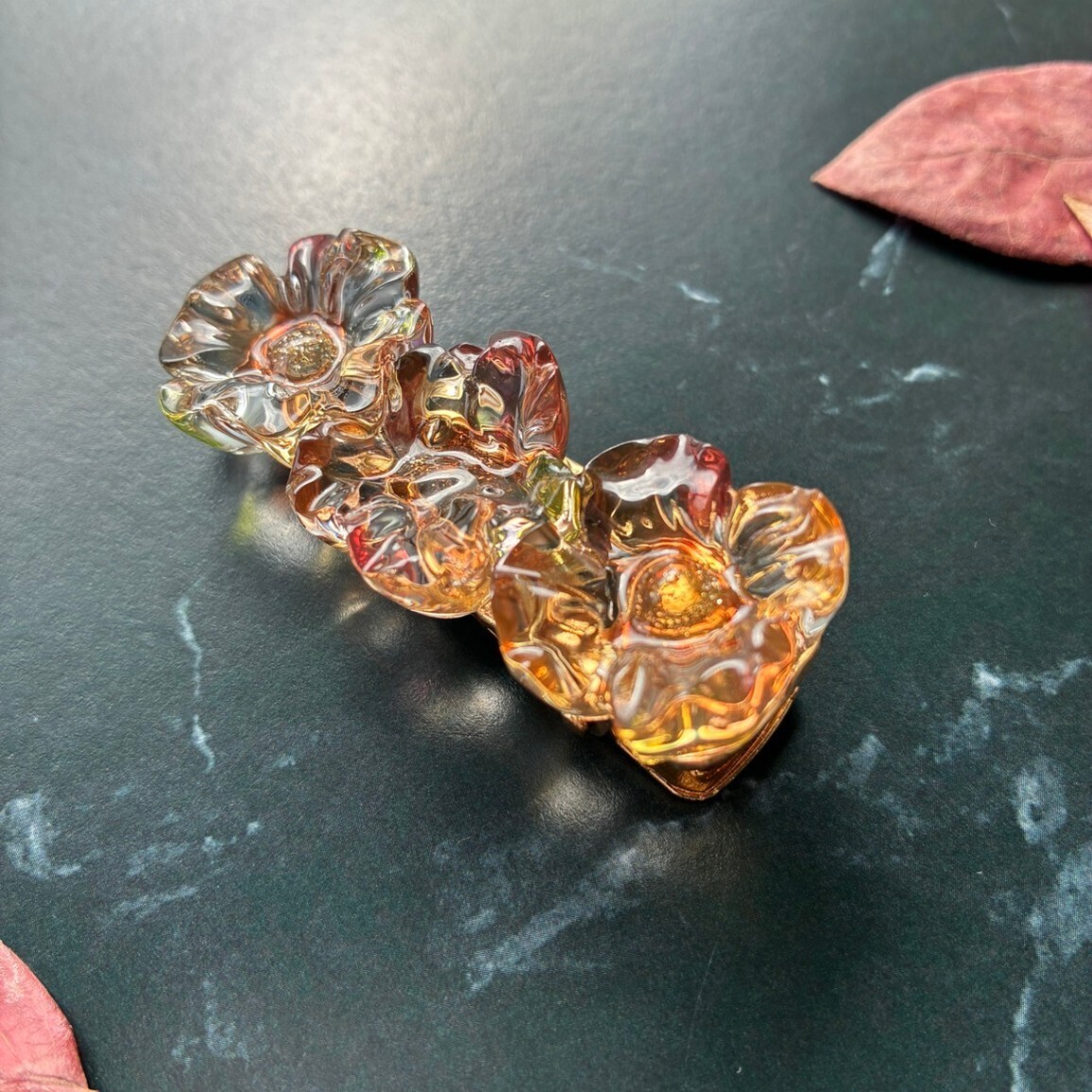 ヘアクリップ レジン 花 髪飾り 秋 紅葉 べっ甲風 ブラウン まとめ髪
