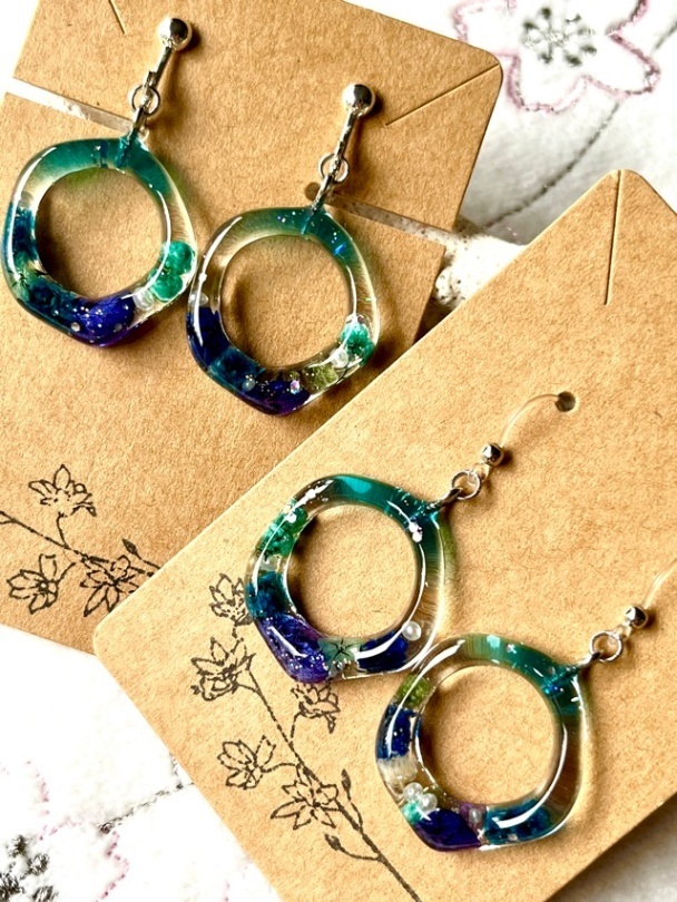 青い花輪の イヤリング／フックピアス【リベポ払い歓迎🎉】