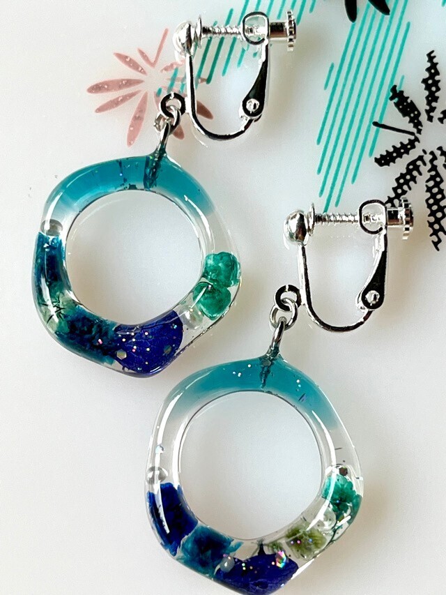 青い花輪の イヤリング／フックピアス【リベポ払い歓迎🎉】