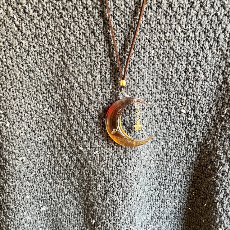 月夜のしずく 〜Luna Drops〜 金の星がゆれる三日月のネックレス