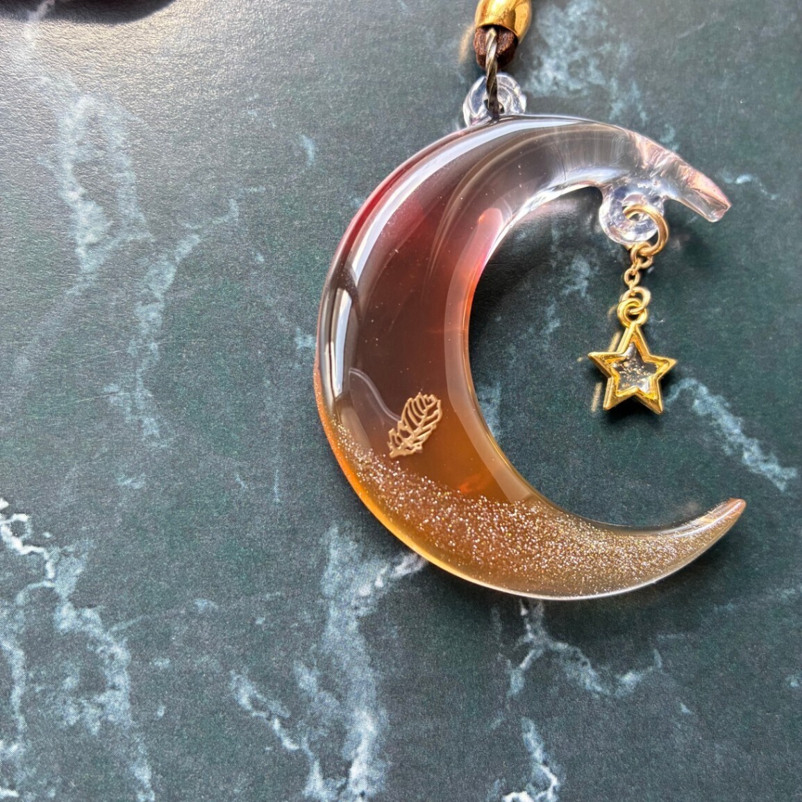 月夜のしずく 〜Luna Drops〜 金の星がゆれる三日月のネックレス