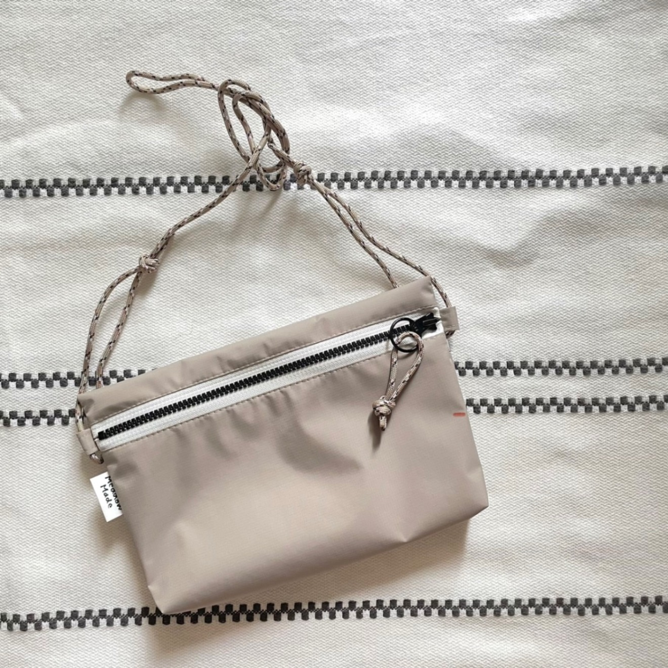 【撥水防水】5つのポケット☆コンパクトで軽量☆サコッシュ/淡いベージュ