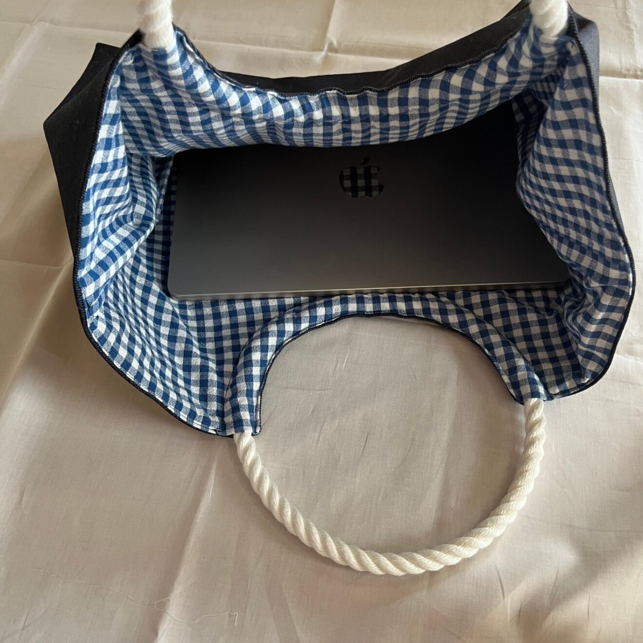 ロープ持ち手のデニムトートバッグ｜男女兼用｜ノートPC・A4が入る｜ブルーチェックの裏地