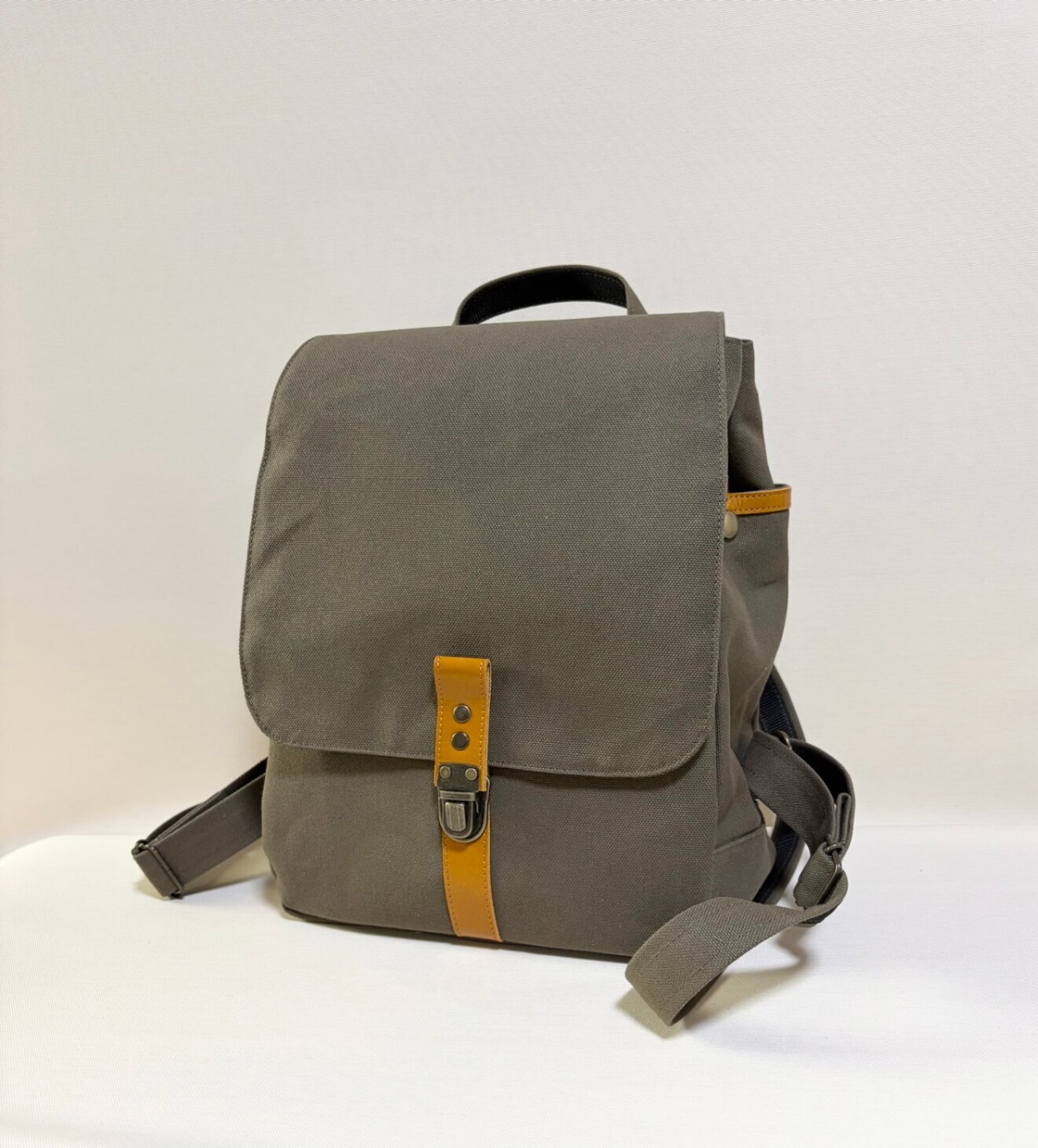 帆布×牛革のフラップリュック｜オールドカーキ｜13インチPC収納