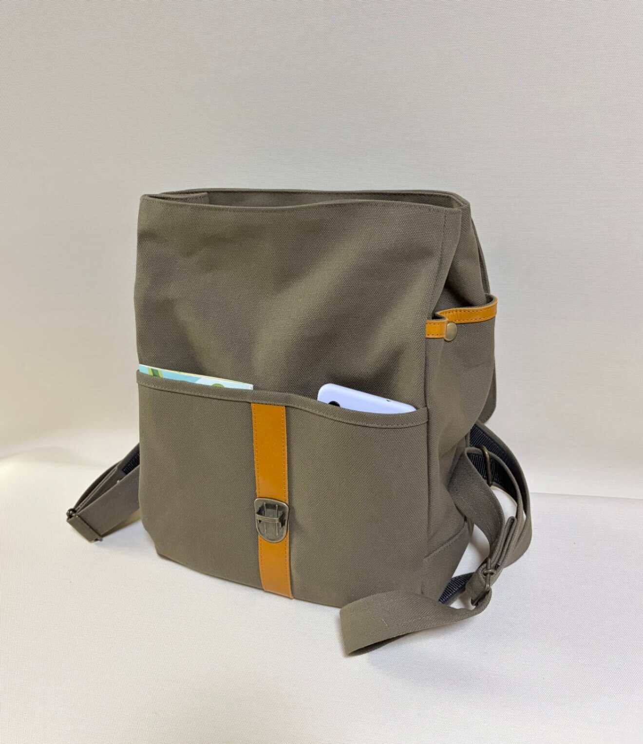 帆布×牛革のフラップリュック｜オールドカーキ｜13インチPC収納
