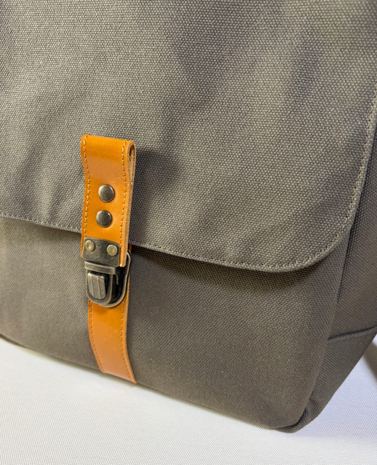 帆布×牛革のフラップリュック｜オールドカーキ｜13インチPC収納