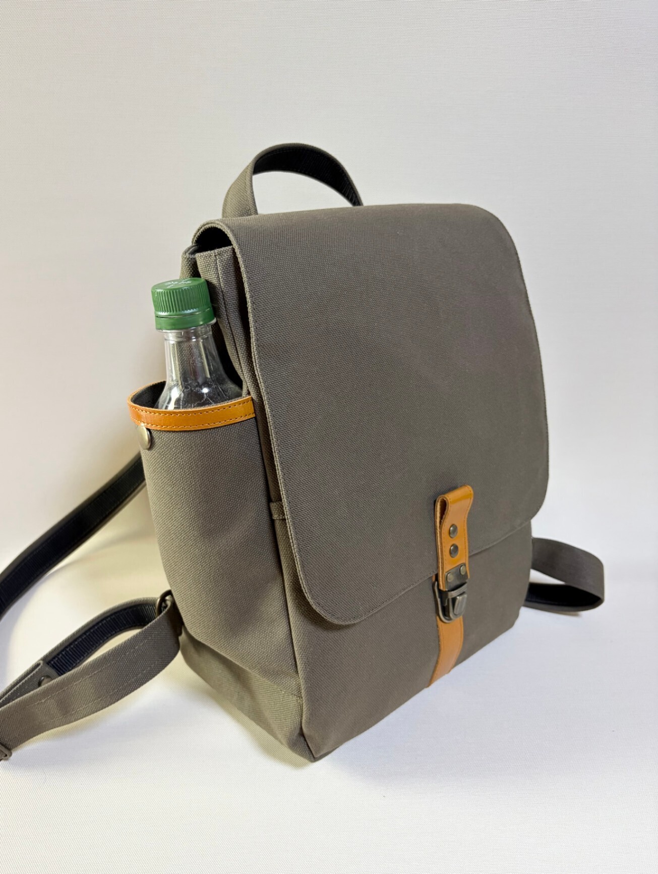 帆布×牛革のフラップリュック｜オールドカーキ｜13インチPC収納