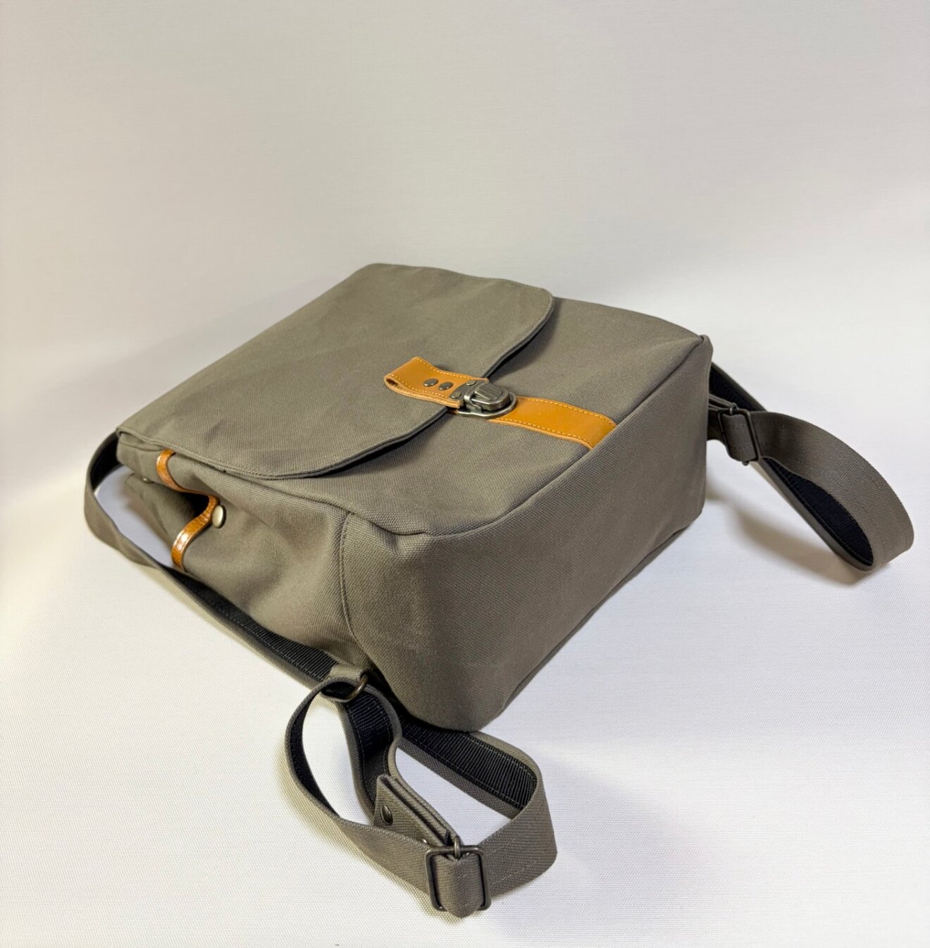 帆布×牛革のフラップリュック｜オールドカーキ｜13インチPC収納