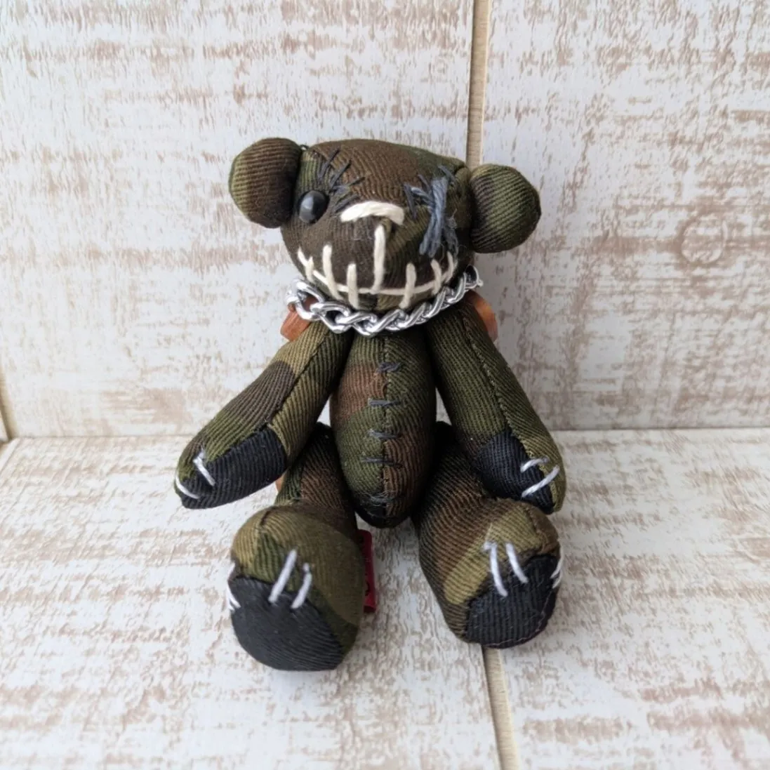 【ハロウィン】カモフラ柄デビルベアブローチ（１０ｃｍ）