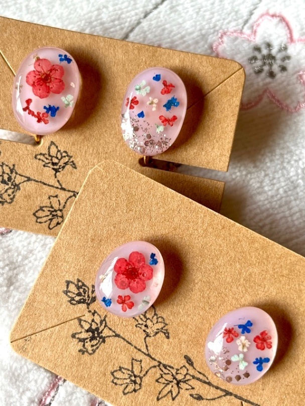 左右デザイン違い🌸お花イヤリング／ピアス【リベポ払い歓迎🎉】
