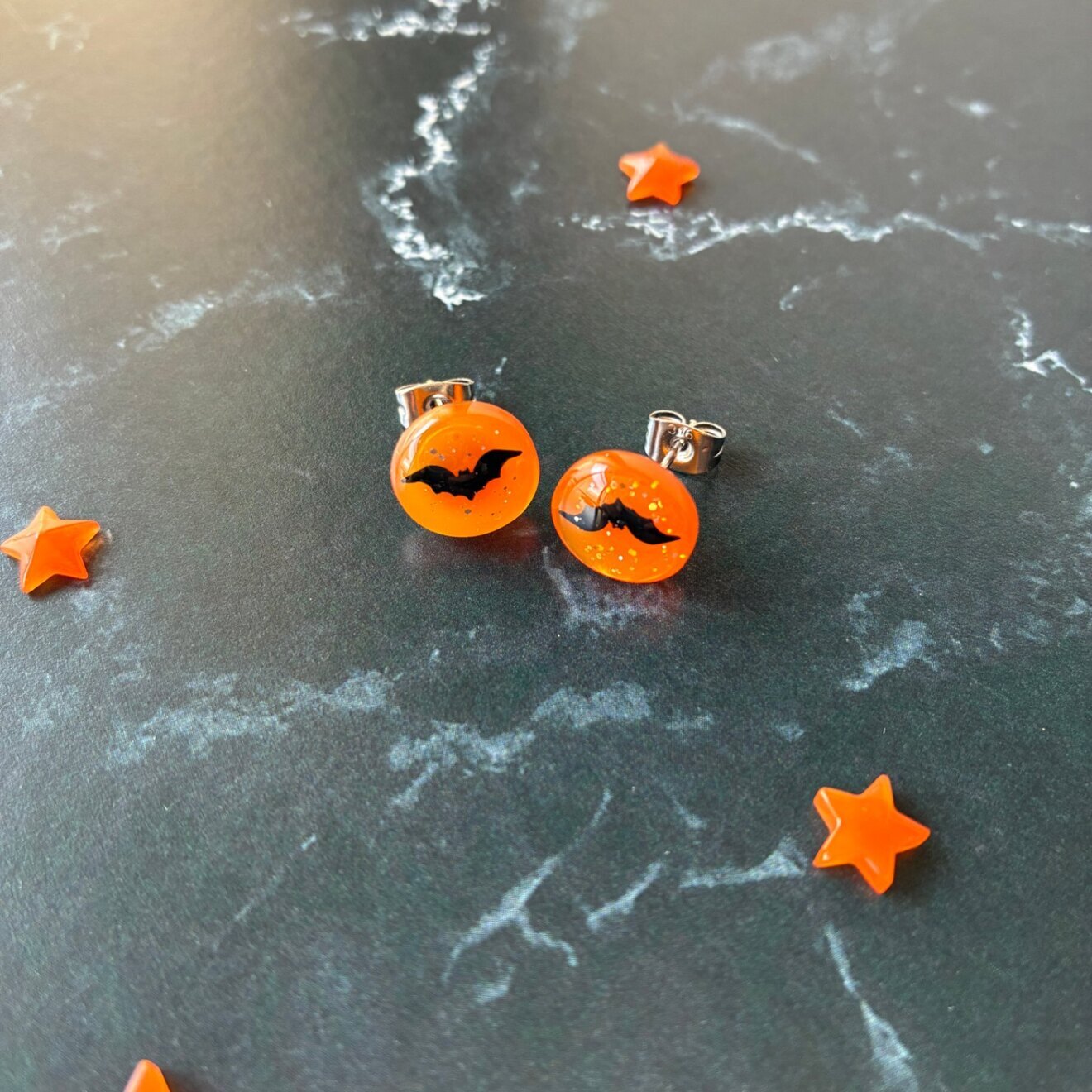 満月に舞うコウモリ ハロウィン ピアス オレンジ こうもり レジン 一粒 サージカルステンレス 