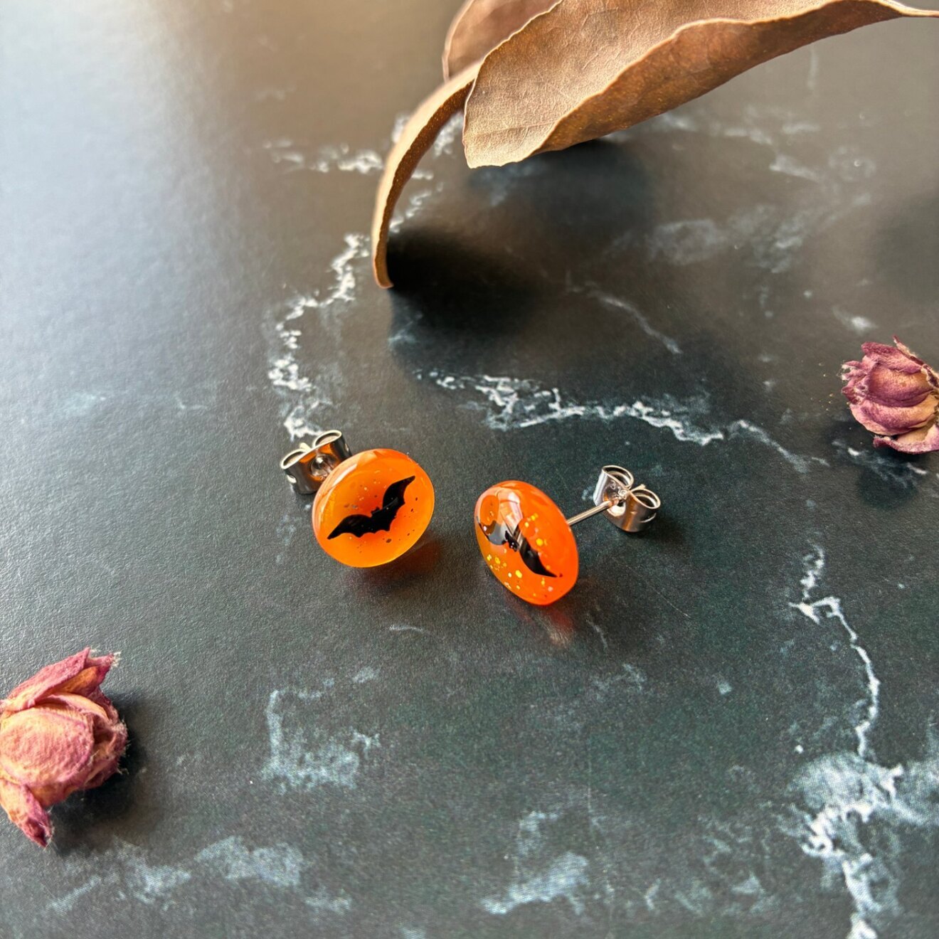 満月に舞うコウモリ ハロウィン ピアス オレンジ こうもり レジン 一粒 サージカルステンレス 
