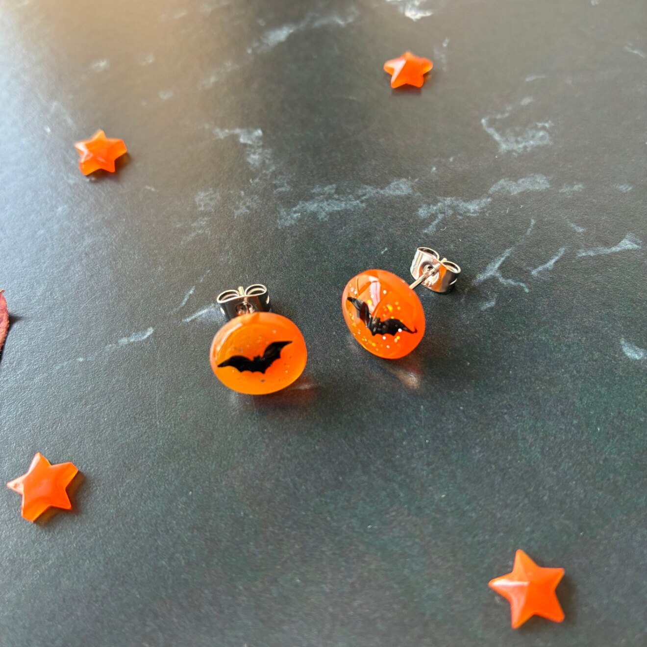 満月に舞うコウモリ ハロウィン ピアス オレンジ こうもり レジン 一粒 サージカルステンレス 