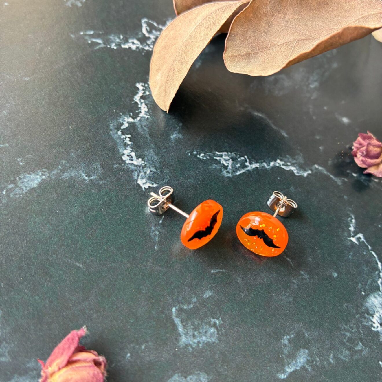 満月に舞うコウモリ ハロウィン ピアス オレンジ こうもり レジン 一粒 サージカルステンレス 