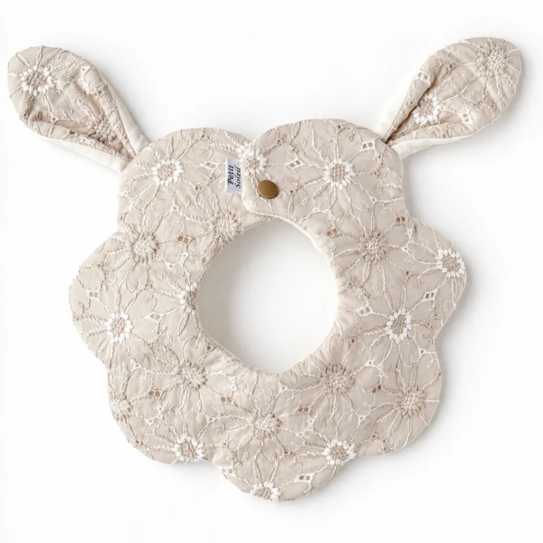 【ハンドメイド】うさみみスタイ🐰ミルクティー×マーガレット刺繍｜出産祝い