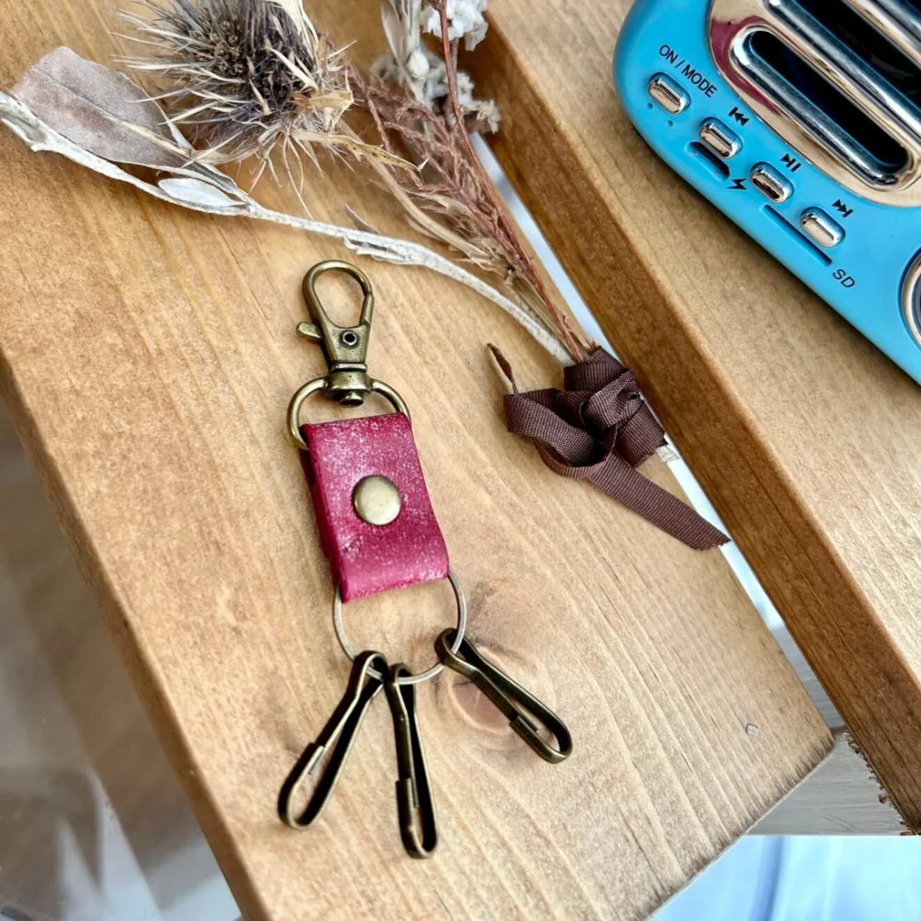 【ハンドメイド】小さめ本革キーホルダー　赤
