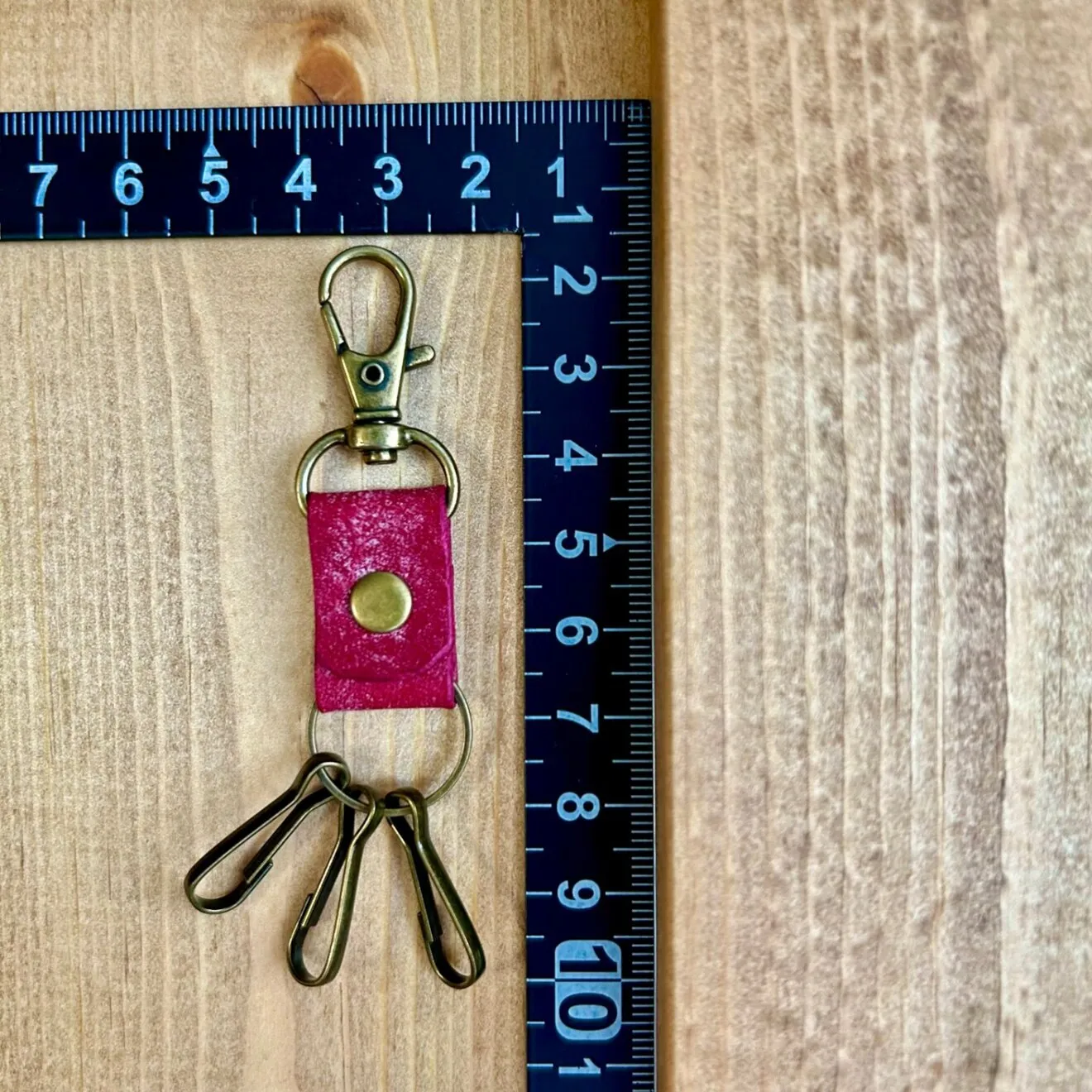 【ハンドメイド】小さめ本革キーホルダー　赤
