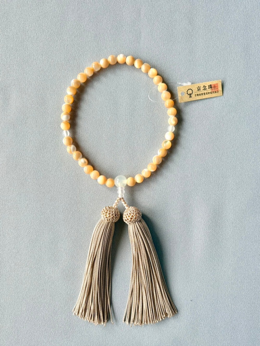 御数珠（念珠）全宗派対応　女性用　片手念珠　アイボリーシェル　白瑪瑙仕立　正絹頭房/木箱入