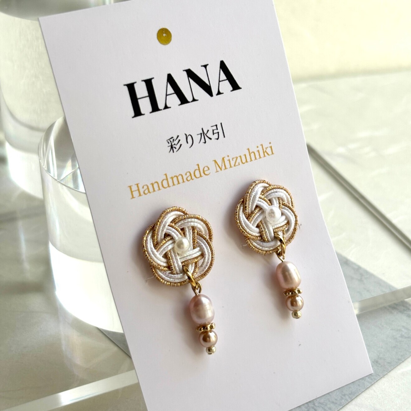水引 梅結び 蝶バネ式イヤリング 淡いピンク×ダークゴールド｜淡水パール・ユリアパール ハンドメイド