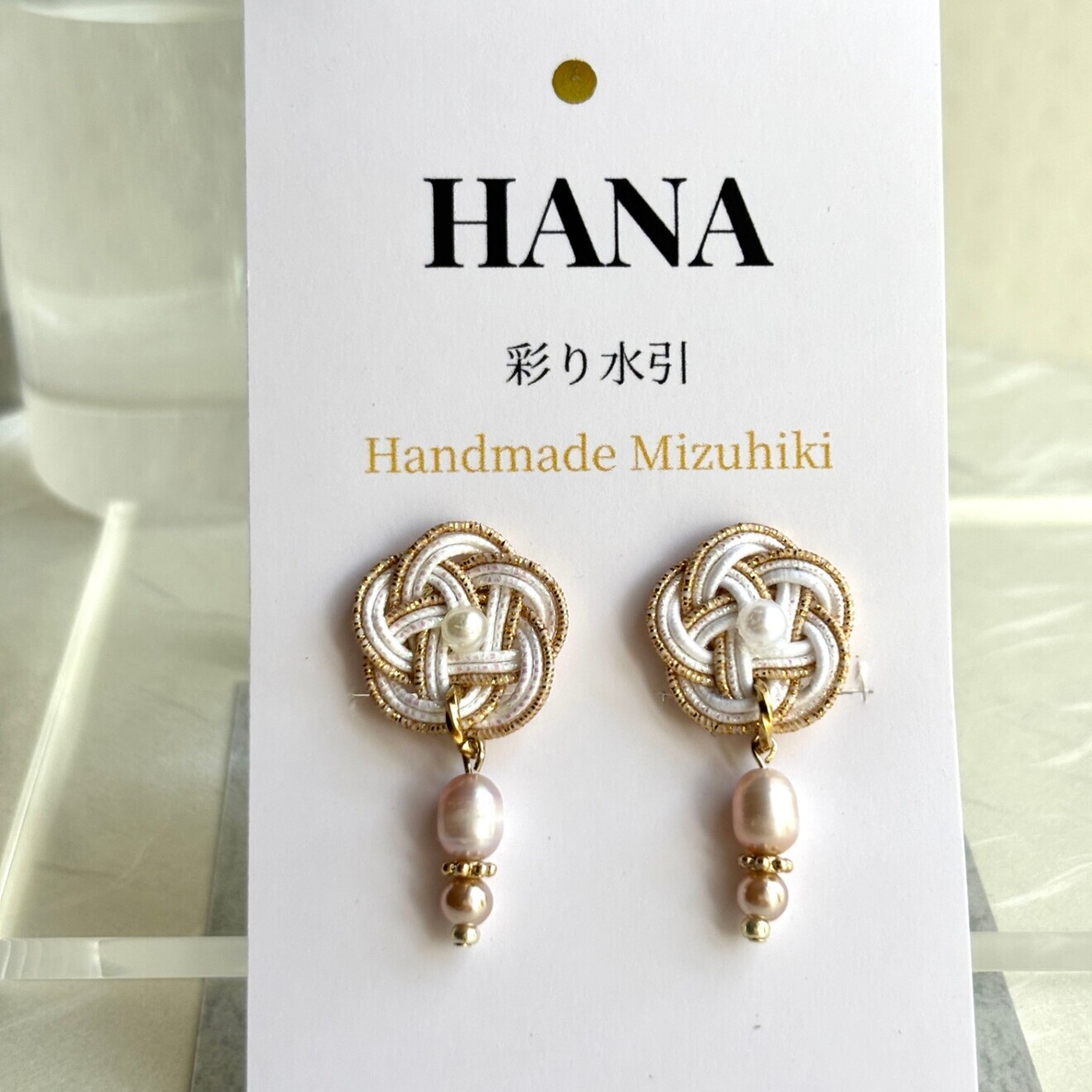 水引 梅結び 蝶バネ式イヤリング 淡いピンク×ダークゴールド｜淡水パール・ユリアパール ハンドメイド