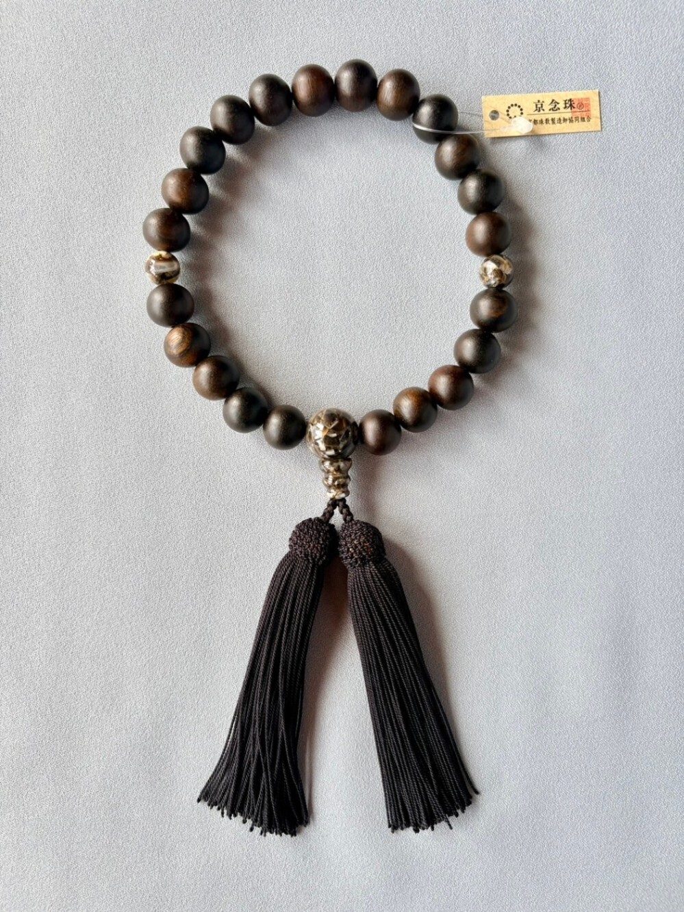 御数珠（念珠）全宗派対応　男性用　片手念珠　素引縞黒檀22玉　ブラックシェル　正絹頭房/木箱入